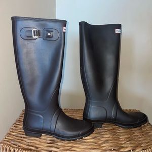 Black hunter boots